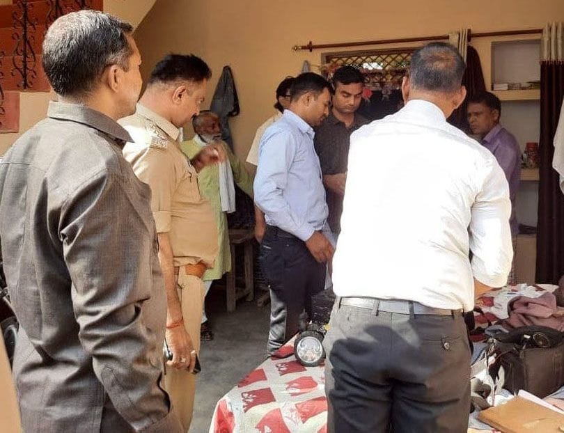 Kanpur dehat : 50 thousand cash and jewelery worth five lakh rupees stolen from two houses, police engaged in investigation