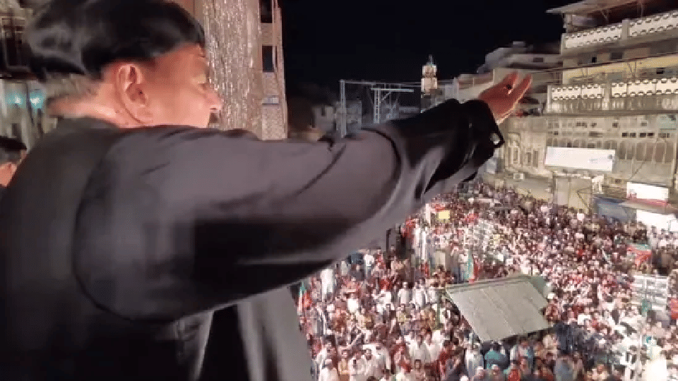 'Chowkidar chor hai' slogans raised in Pakistan, Imran khan's supporters Protesting on the road