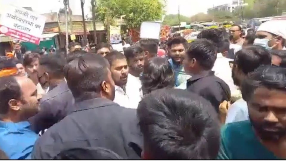 Indore: YuC protested regarding Vyapam issue, raised sloganeering leaders by hanging up police, sent to jail