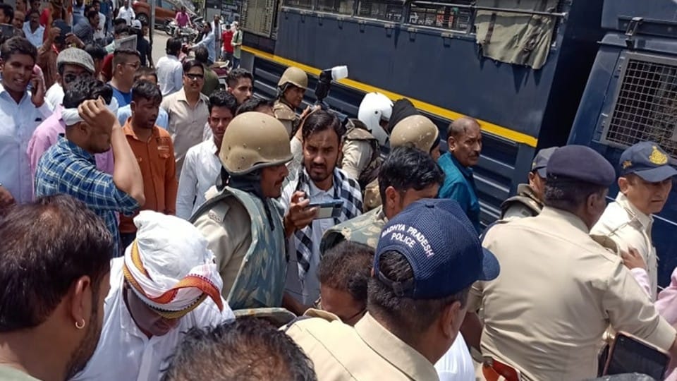 Indore: YuC protested regarding Vyapam issue, raised sloganeering leaders by hanging up police, sent to jail
