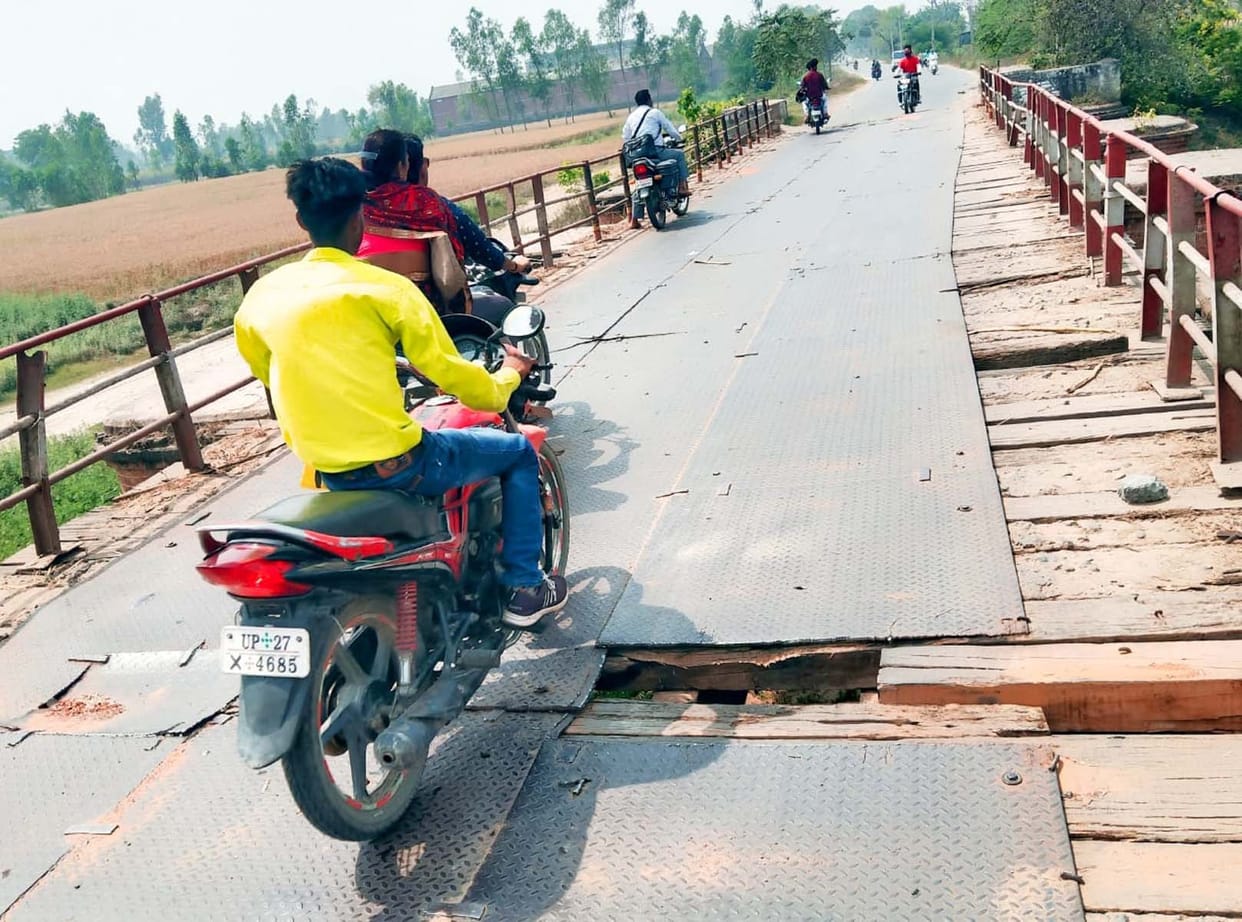 Bhainsi bridge of Puwayan-Khutar highway closed for heavy vehicles
