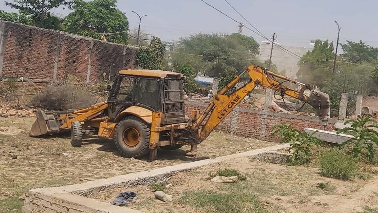 Bulldozer of PDA ran in Vrindavan sector of Kalindipuram, many illegal constructions removed