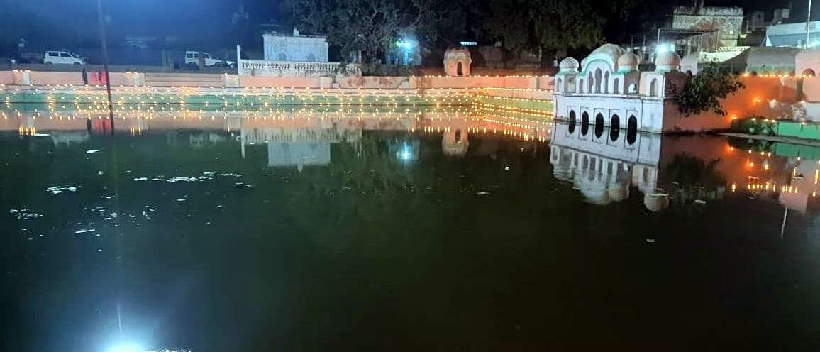 Kanpur dehat : On Ramnavami, people donated lamps in Devyani Sarovar, circumambulated