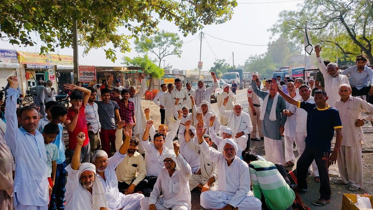Villagers jammed in nine villages in protest against power cut