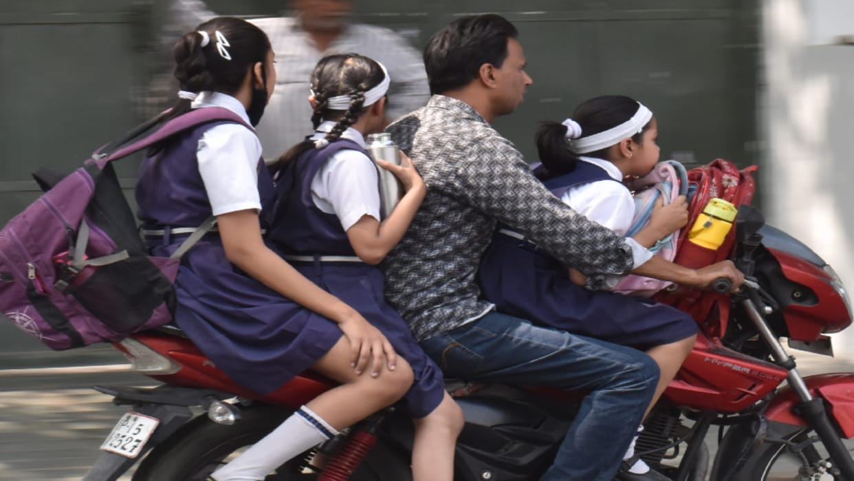 Moradabad Those who broke traffic rules got a unique punishment traffic police showed the film