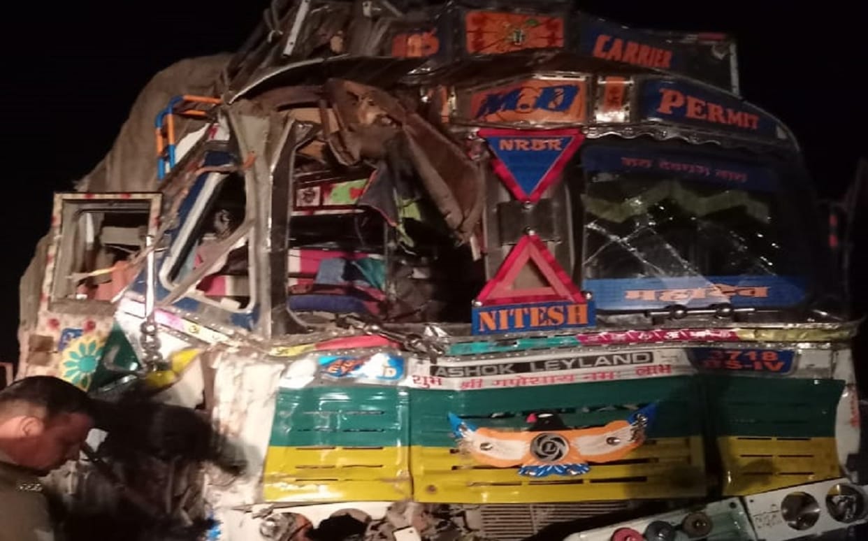 Road Accident in mirzapur due to brake failure Truck overturned in Drummondganj valley another truck hit many  vehicles