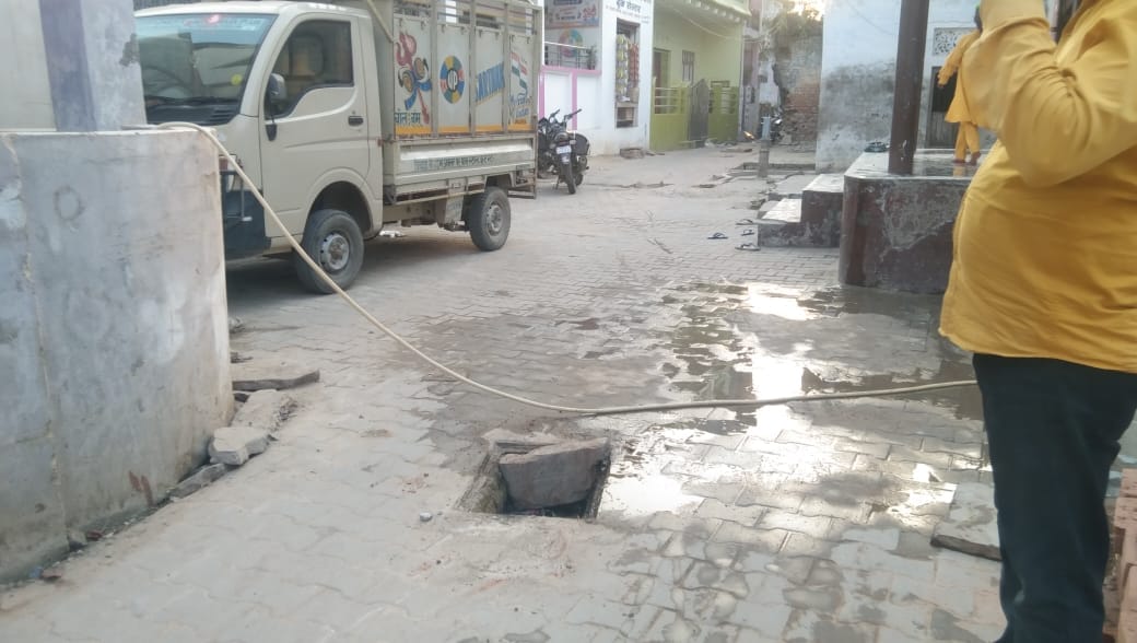 The open manhole is giving a feast to the accident, the responsible are silent