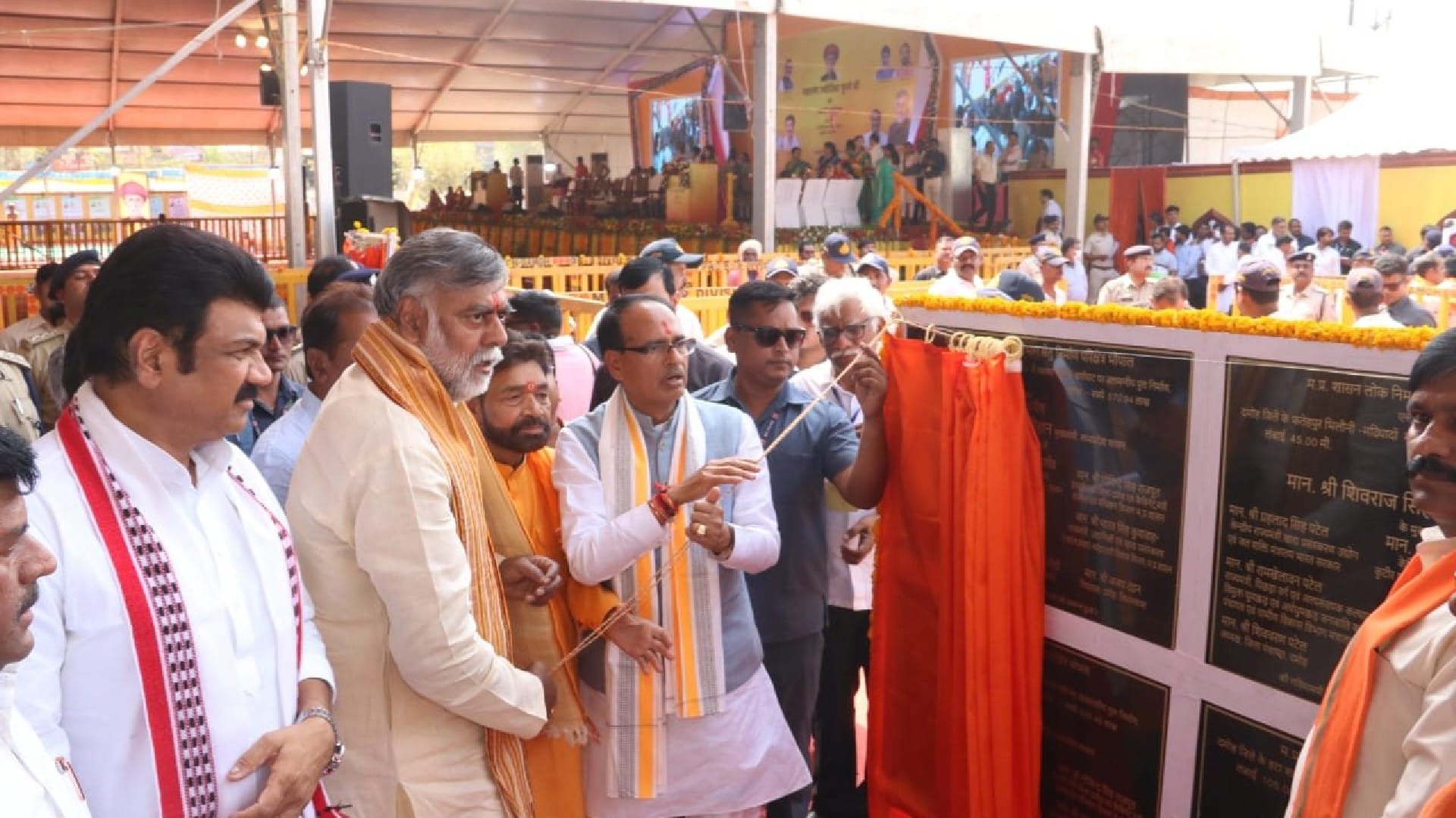 Damoh: On Jyotiba Phule Jayanti, CM distributed Backward Classes Service Awards, gifted development works