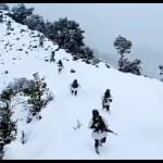 एलओसी पर गश्त करते भारतीय जवान