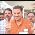 गोरखपुर-महराजगंज में जीत के बाद प्रसन्न मुद्रा में भाजपा प्रत्याशी सीपी चंद।