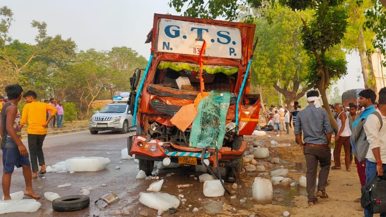 Three died in an accident in Ramsanehighat in Barabanki.