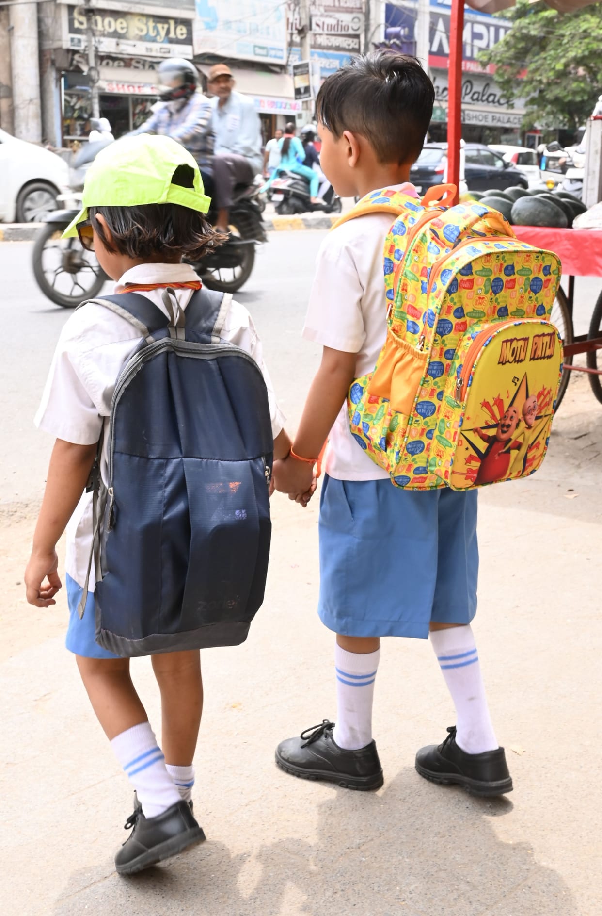 Childhood buried under the burden of bags, the weight of the back increased from the books of private publishers