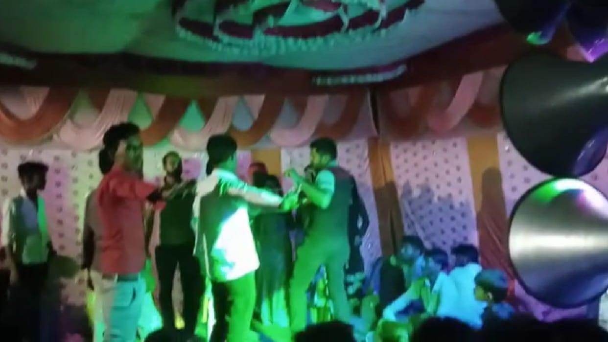 Chhatarpur: Dabangs were firing in the air while dancing with female dancers, when the former sarpanch stopped, the youths beat them up