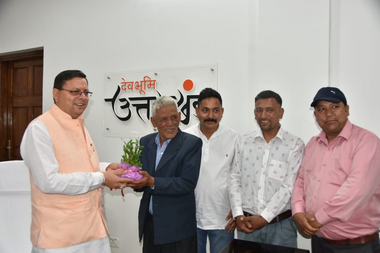 CM Pushkar Singh Dhami gave five lakh rupees check to Chipko leader Gaura Devi son Chandra Singh