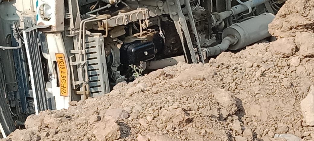 Driver dies after dumper overturns, cleaner injured