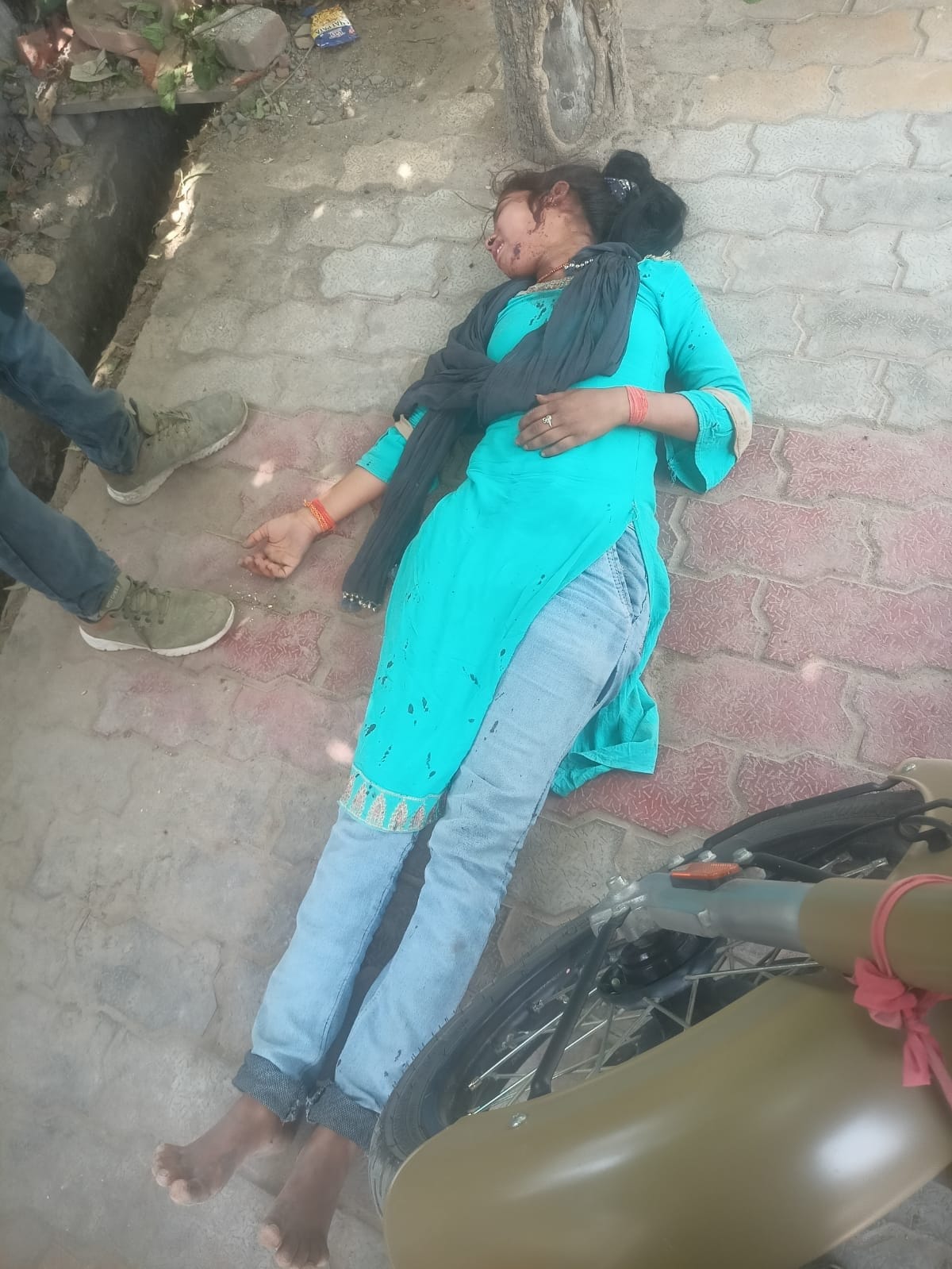Sticks and sticks went in enmity, four people injured