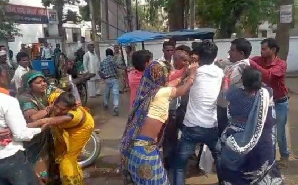 hardoi news,After the agreement, the two sides kicked at the police station gate