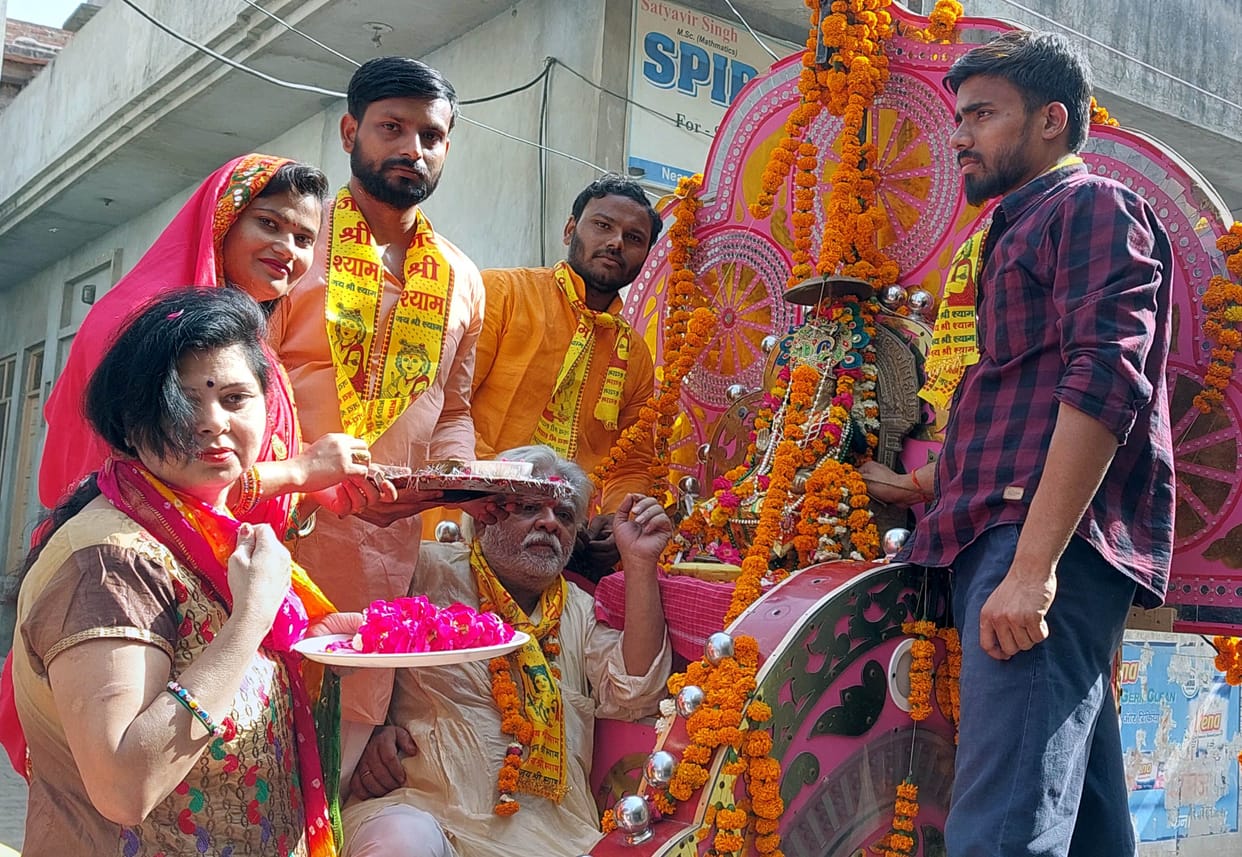 Hathras: People gathered to see the grand procession of Akrur ji