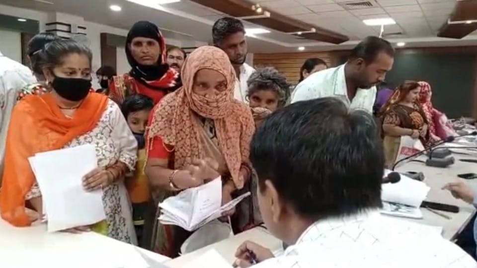 Indore: Worried about the fear of miscreants, the woman reached the public hearing with a pot of poison, said to the officials - get me rid of them, sir...