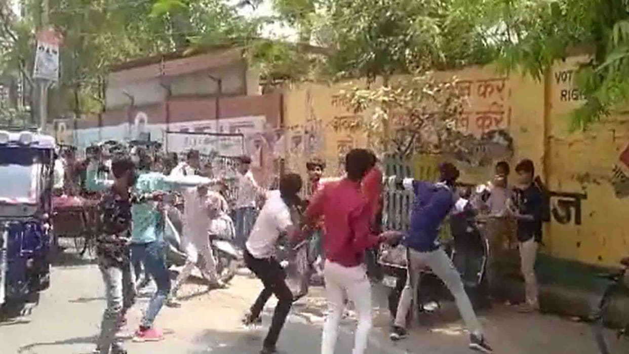 Kanpur: Students fight outside DAV College