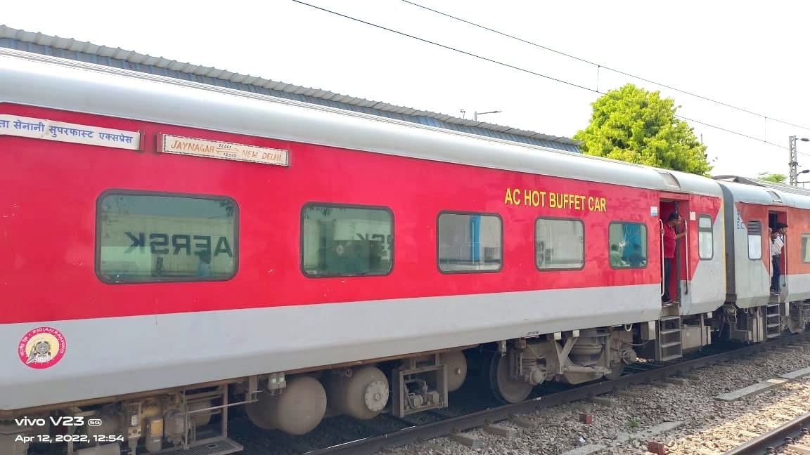 Nandan Kanan Express halted for an hour due to engine failure in Auraiya, Delhi-Howrah route disrupted