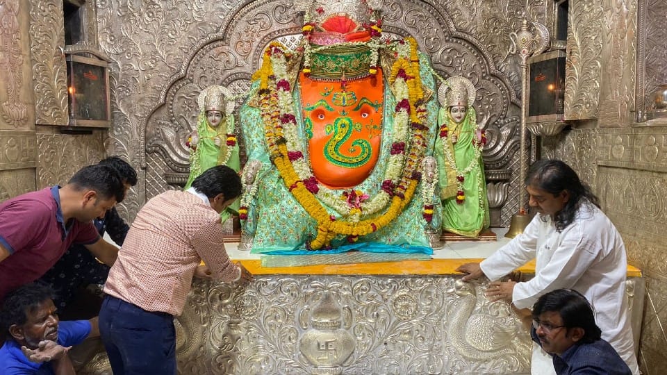 Indore: Khajrana Ganesh, sitting on the new throne of silver, the craftsmen of Jaipur made the throne with 1.25 kg silver