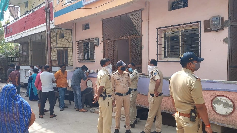 Triple Murder in Ujjain: Mother's body found in bed box, father and son near Chambal river, marks of sharp weapon, police suspects murder