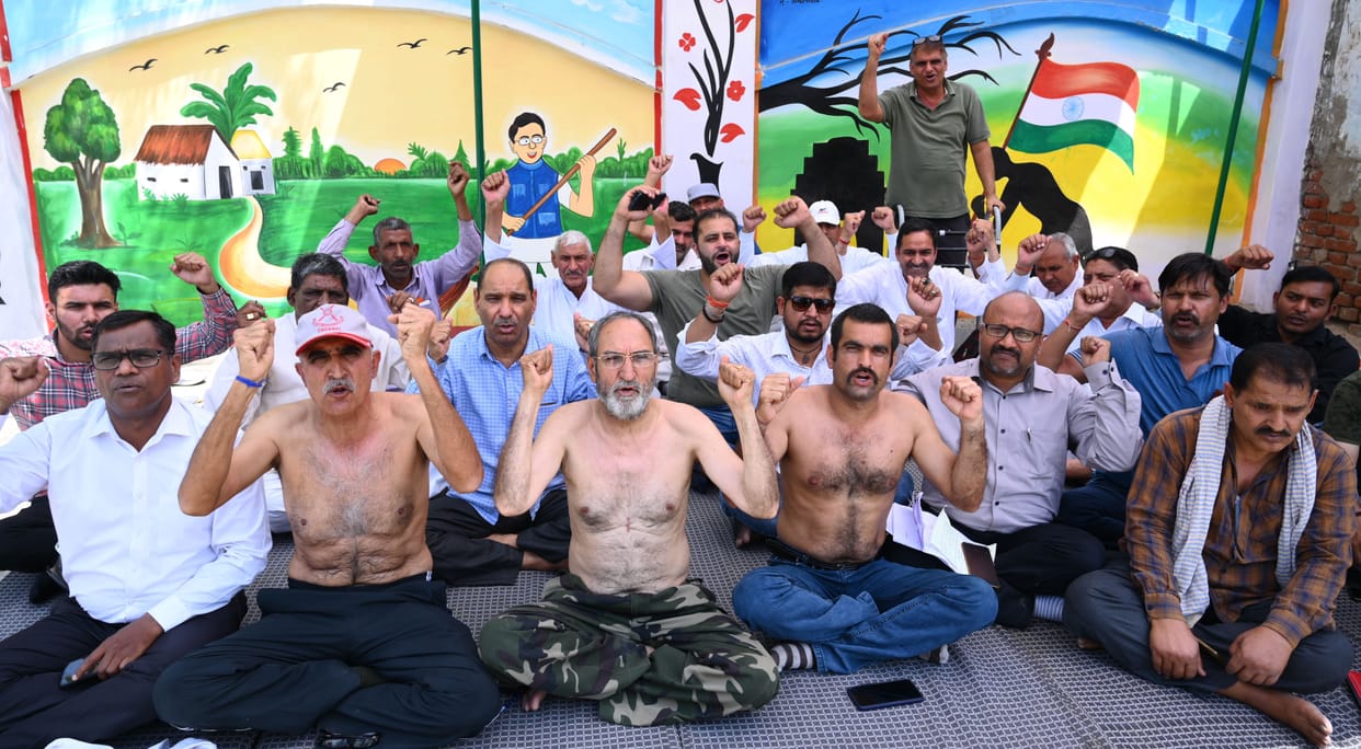 Half-naked protest against city council scam in Bhiwani