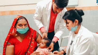 पंडित दीनदयाल उपाध्याय संयुक्त चिकित्सालय के वार्ड 18 में कोछोंड़ की डॉली को एंटी रेबीज का इंजेक्