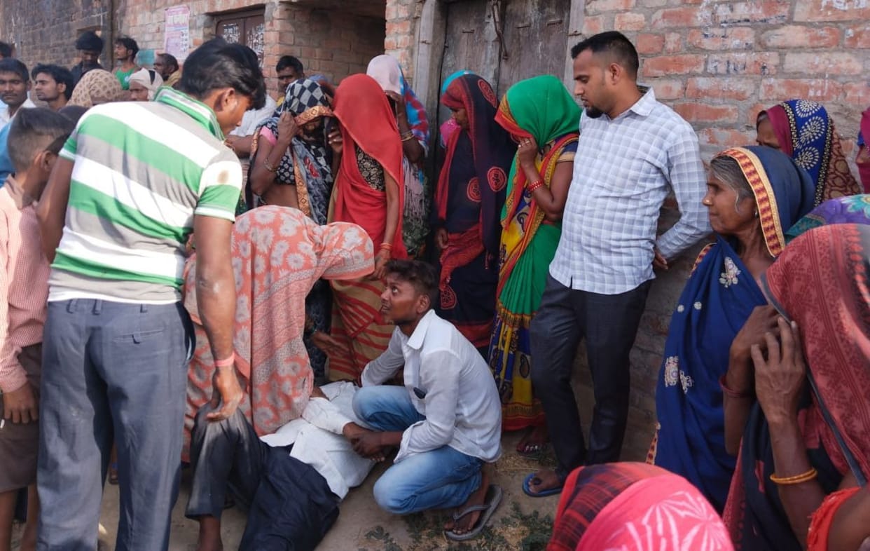 Bike riding youth who came out to distribute sister's wedding card died in an accident