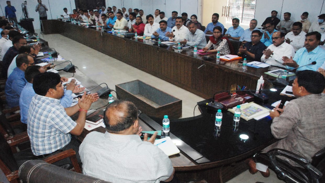 fifteen minutes in introduction and ten minutes congratulations, Minister of State review meeting is over, complainants remain upset in Baghpat