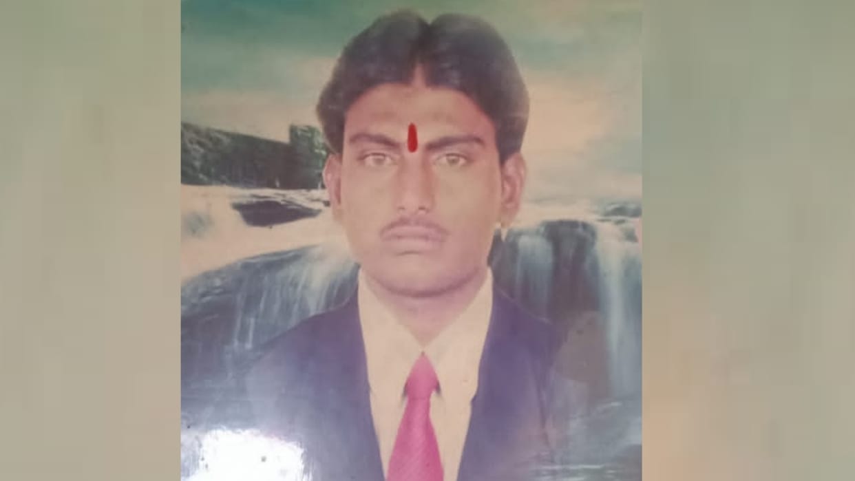 A man died after falling from a wall in lucknow, he came to meet CM Yogi Adityanath.