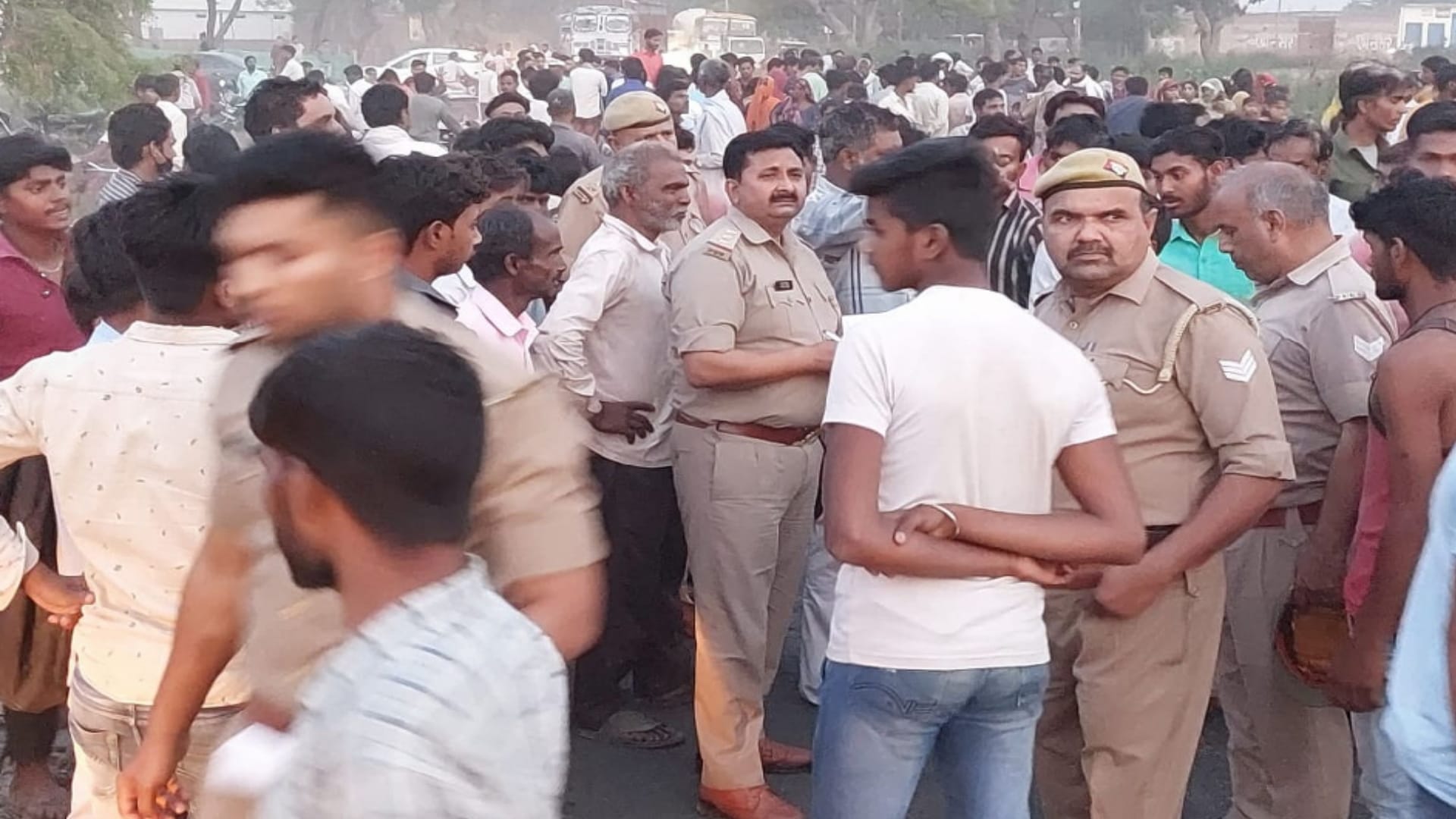 Road Accident In Budaun Jam imposed after the death of the youth in the accident Stone pelting on police in protest