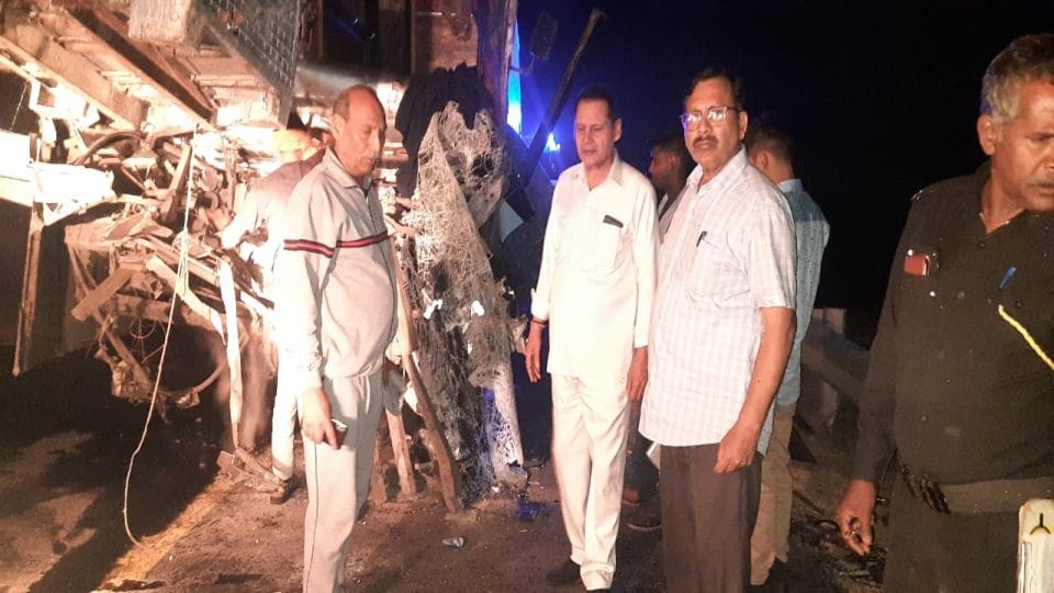 Bus full of passengers collided with truck on Agra-Lucknow Expressway in Firozabad