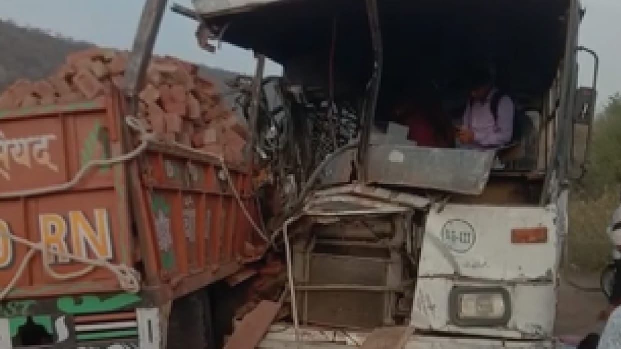 Roadways bus and tractor collided, 3 dies, 20 injured