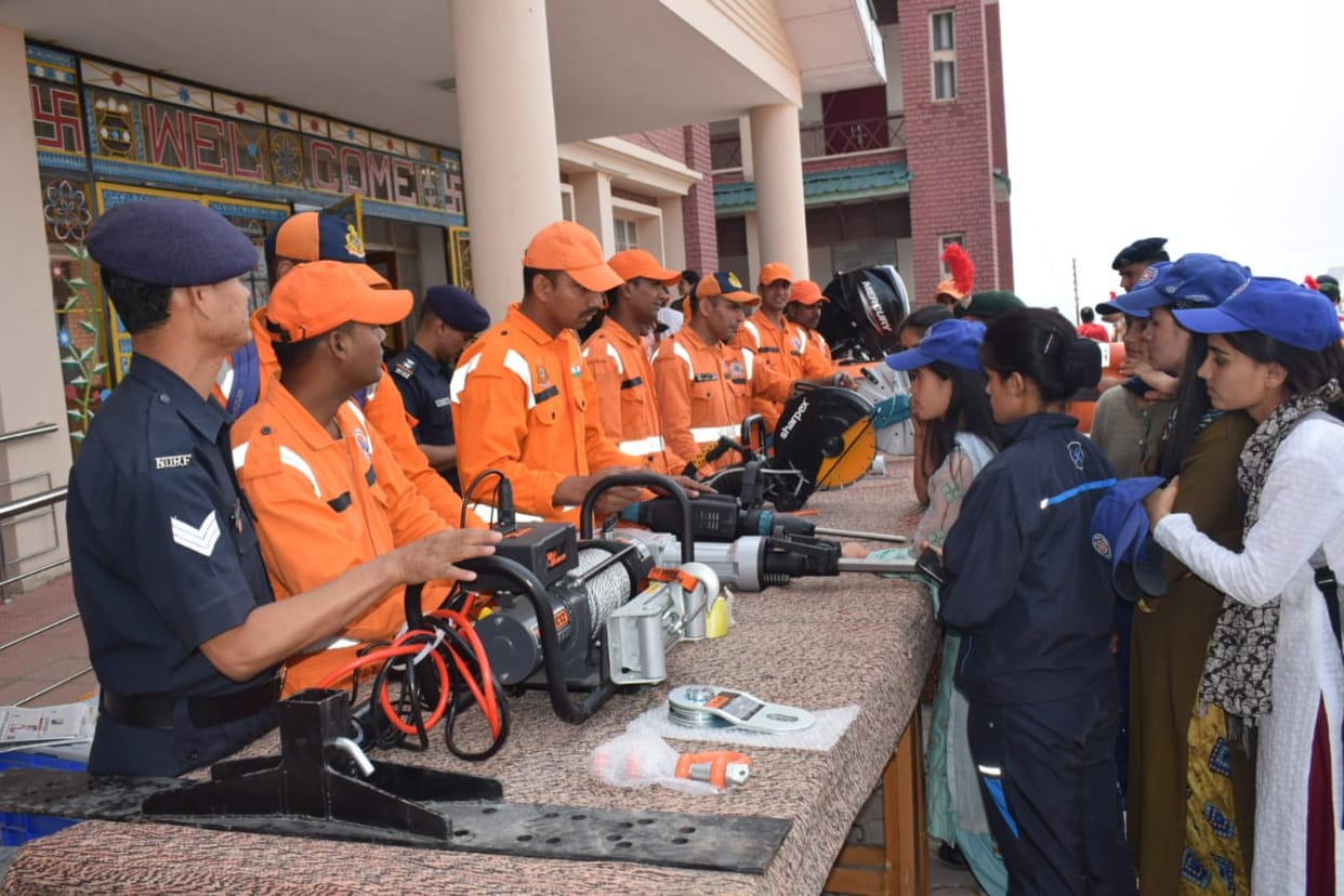 ndrf organised mockdrill in sangdah college and gives many importent tips