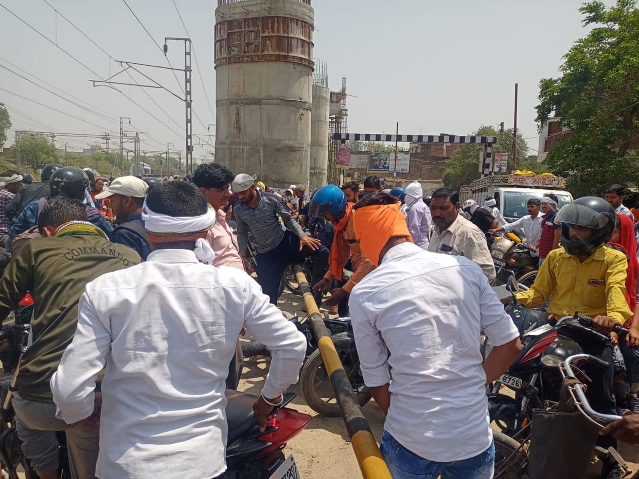Boom broken due to auto collision, people stuck in jam
