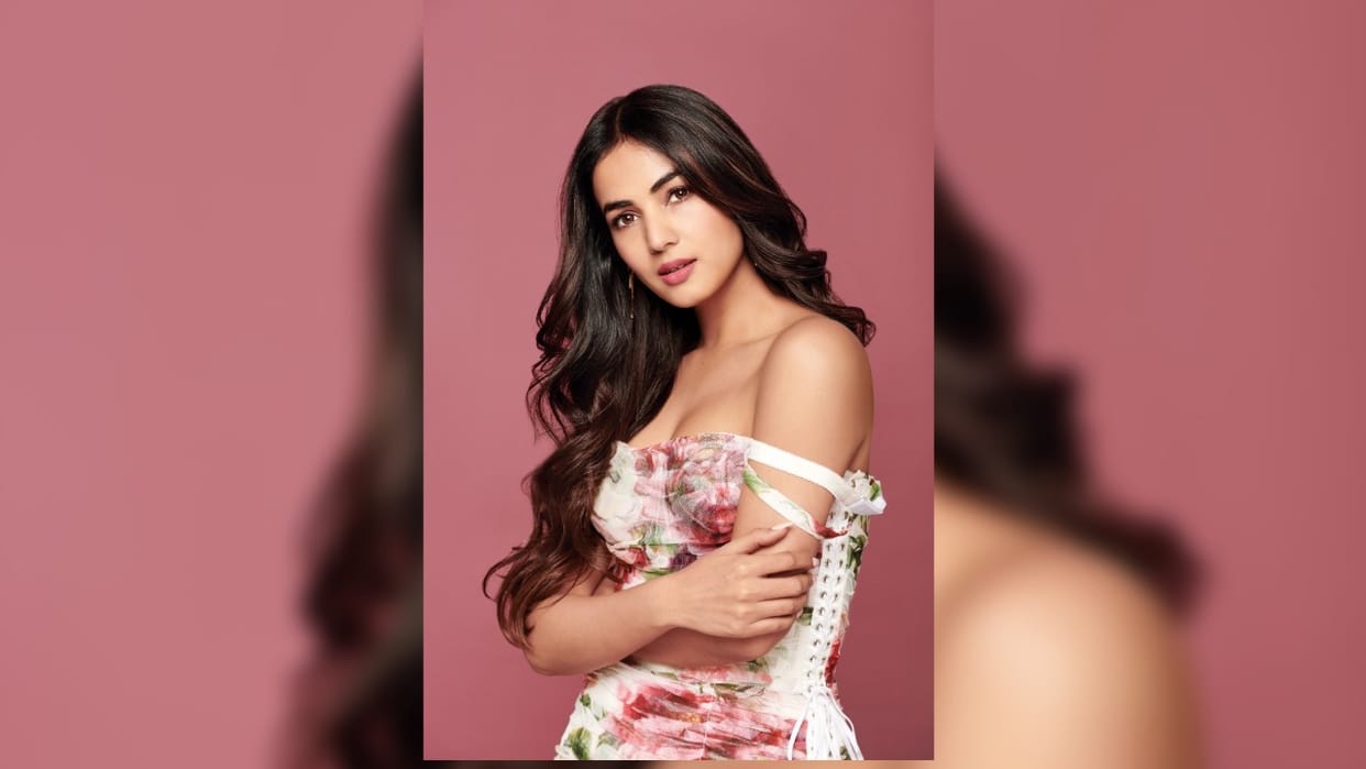 Sonal Chauhan Birthday made debut from film Jannat Will be Seen in Adipurush with prabhas saif ali khan News in Hindi