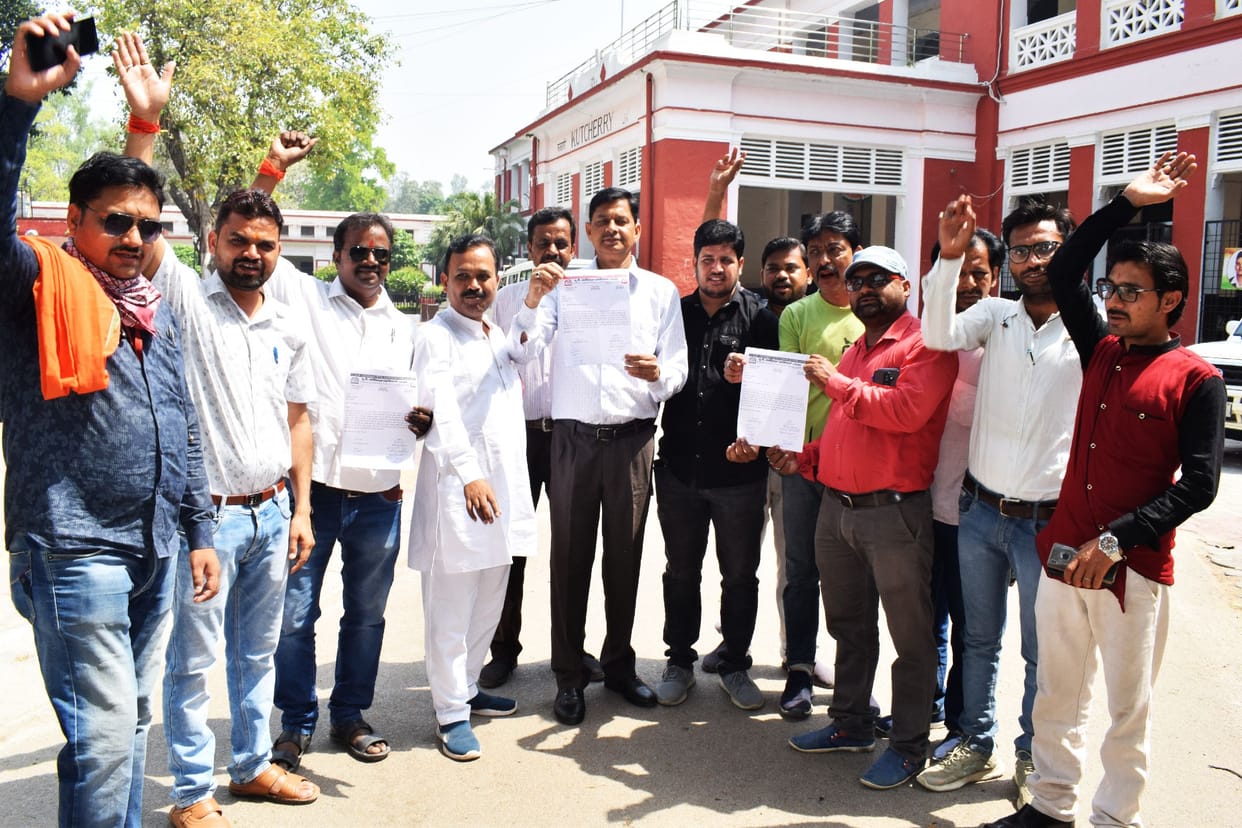 Organizations took to the road in protest against the arrest of journalists in Ballia