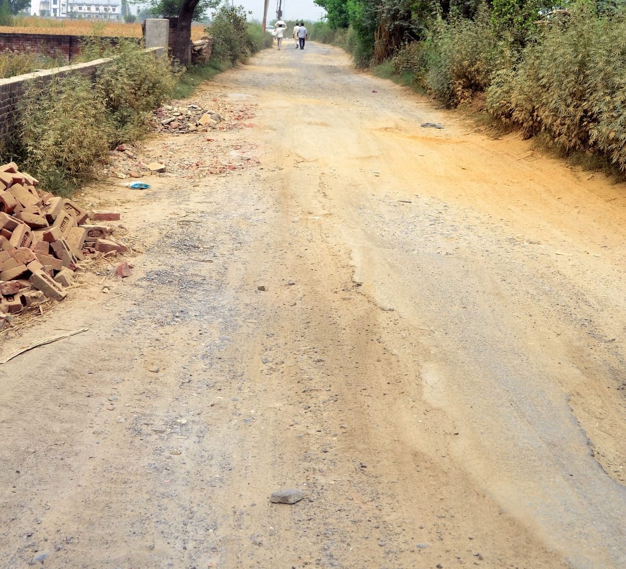 Crore road is in bad shape, it is difficult to travel
