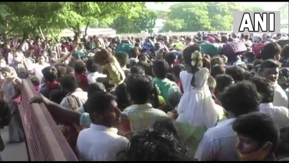 मंदिर में भगदड़ जैसे हालात