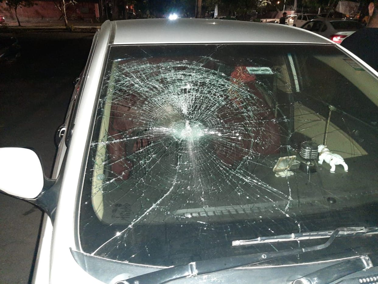 Mischievous elements broke the glass of the car parked in the parking lot outside the club