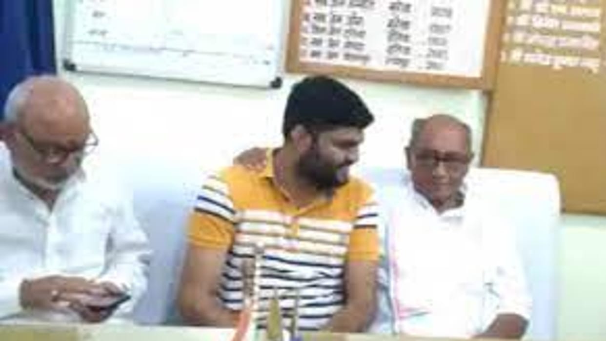 Gwalior Jail Superintendent Suspended: Action on video of Digvijay Singh meeting NSUI District President in jail