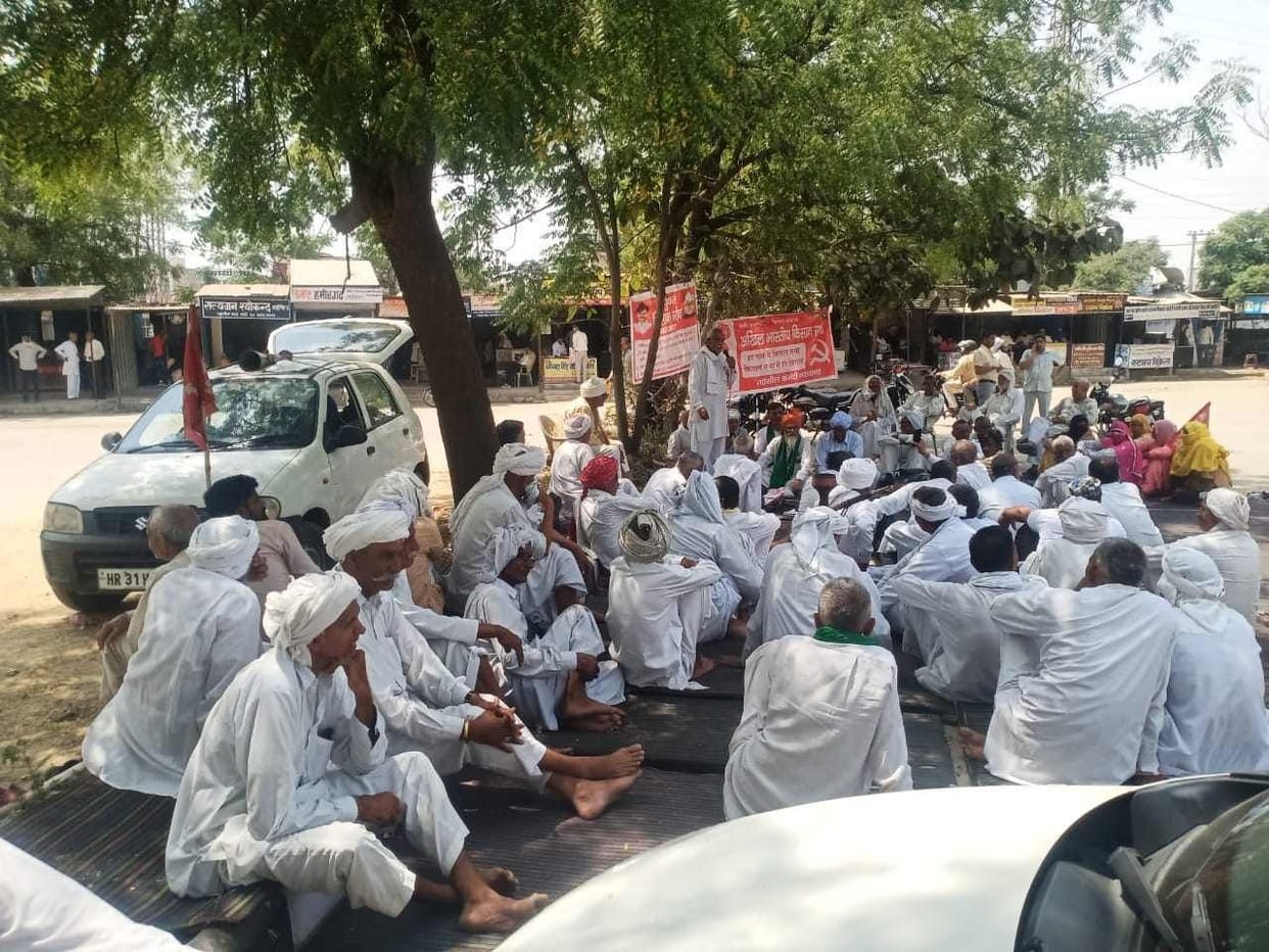 Demonstration in small secretariat demanding compensation for bad crops