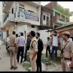 Prayagraj News :  गोतस्करी के आरोपी मुजफ्फर की संपत्ति कुर्की के दौरान मौजूद पुलिस फोर्स।