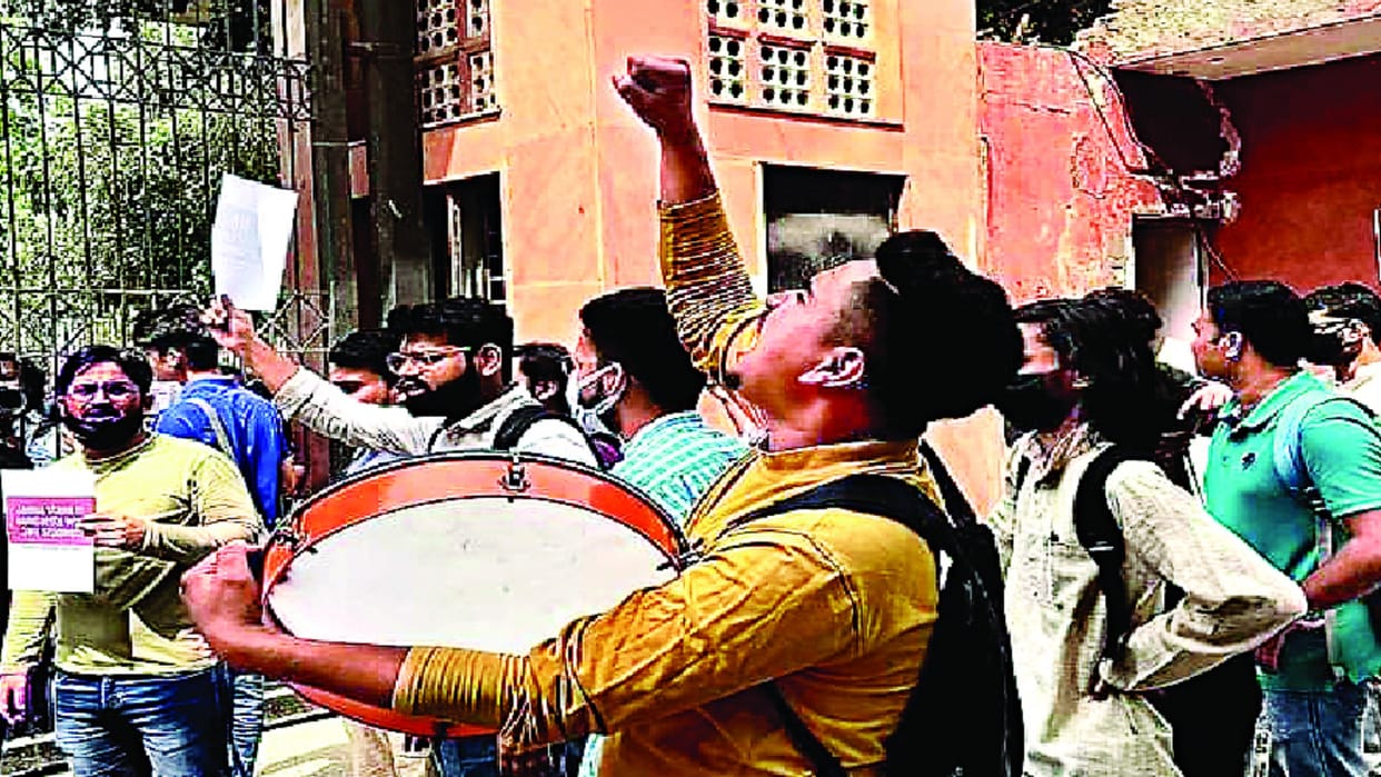 Left student organizations protest Vice Chancellor office in JNU