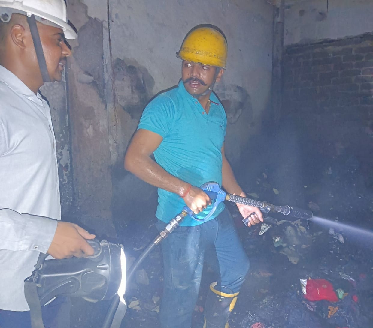 kanpur dehat : fire in garment shop, loss of 24 lakhs