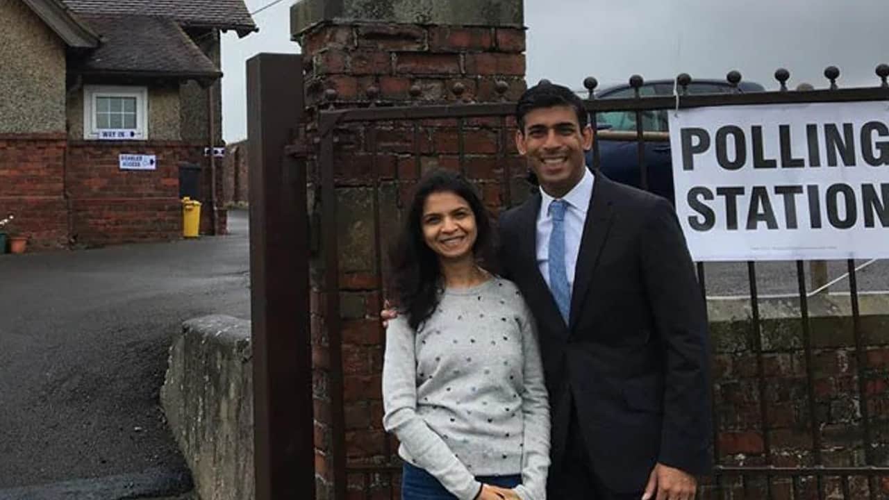 Know About 42 Year Old Akshata Murthy Net Worth Images Richer Then Britains Queen In Hindi