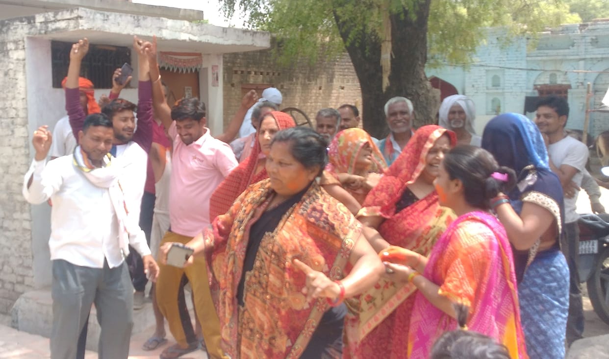 kanpur dehat : celebration in sherua village on tha victory of avinash in mlc election