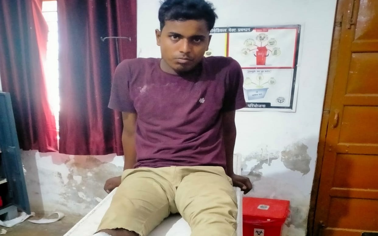 police Encounter in Azamgarh criminal of robbery and vehicle thief gang arrested hospitalized after bullet shot in leg